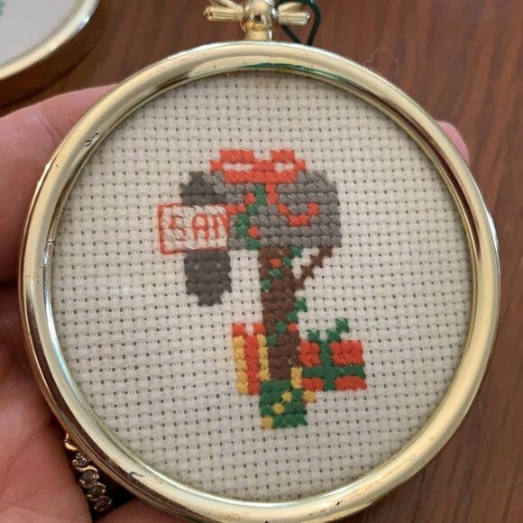 4 vintage round gold framed embroidered Christmas tree ornaments - Picture 6 of 6